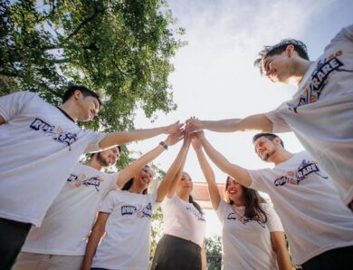 Teamgeist stärken: Warum Outdoor-Aktivitäten ideal für Teambuilding sind